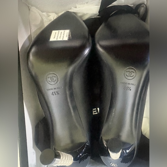 Chanel 2020 cap-toe lamb skin pumps with pearl heel (new in box) sz. 41 - Picture 3 of 6